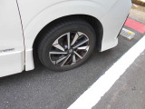 右前タイヤです。アルミホイールが付いています。お洒落は足元からですね。