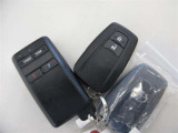 ドアハンドルに触れるだけでロックと解除ができるスマートエントリー。キーはポケットやハンドバッグの中でもOKです。