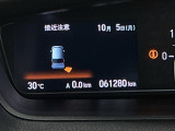パーキングセンサーシステムは走行中に障害物が迫ると音と表示でお知らせ、低速走行時時の安心感を高めます