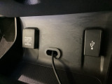 アクセサリーソケットはUSBのアダプターなどをつければ、スマホの充電にも使えます。横にはナビゲーション用の外部入力可能なUSB端子がついており、周辺には物が置けるトレーがついています。