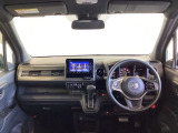 運転席は、大きな座面と包み込むような背もたれがドライバーの身体全体をしっかり支えます。上質なシート素材と座り心地のよいクッションを採用し、長時間の運転やコーナーの多い道も快適です
