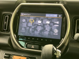 AVメニューが画面に一覧表示され、CDやテレビ、USB、Bluetoothなどの項目を見比べながら選べます。使いたい音源を画面で探しやすく、日常の移動時間にも活用しやすい装備です。
