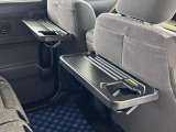 運転席のシートバックに折り畳み式のテーブル!ドライブの合間のスナックタイムにご利用下さい^^