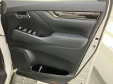 パワーウィンドウのスイッチですよ。運転席に居ながら窓を開け閉めのコントロールできます。