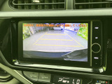 後方の映像と目安線が画面に表示され、駐車時に周囲を確認する際の助けになります。車両後方を目視で確かめながら利用でき、駐車操作をサポートする装備です。