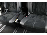 シートテーブル装備!車内での軽食などにテーブルとして利用できます♪