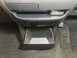 お気に入りのCDなどが収納できる格納式ボックス★