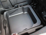 助手席下に引き出し式収納を装備。小物や備品を目立たず収納でき、車内をすっきり保ちやすい実用的なスペースです。