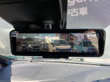 ◆スマートルームミラー◆乗員・ヘッドレスト・積載物などでさえぎられがちなルームミラーの後方視界をクリアに保ちます!車内の状況に関わらず、車両後方にあるカメラの映像をルームミラーに映し出します!
