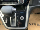 インテリジェントキーのプッシュスタートスイッチです。エンジンの始動はブレーキペダルを踏みながらこのスイッチを押すだけで始動できます。