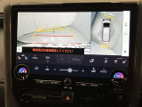 パノラミックビューモニター付きです。車両を上から見たような映像をディスプレイオーディオ画面に表示。運転席からの目視だけでは見にくい、車両周辺の状況をリアルタイムでしっかり確認できます。