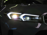 先進のLEDテクノロジーを採用。照射される白色光の周波特性は太陽に近く、バイ・キセノン・ヘッドライトを上回るコントラストでさらに明るく輝きます。