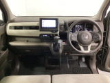 車内は光触媒抗菌消臭施工済です。インパネ周りはスタイリッシュなデザインで機能や装備も充実しています。グローブボックスやカップホルダーのほかにトレーなどたくさんの収納スペースが付いています。
