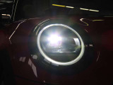 LEDオートヘッドライトを搭載しております。前方を非常に明るく照らす事ができ夜間走行時に重宝します。