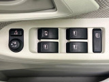 【電動格納ミラー】サイドミラーは電動格納式となっており、狭い駐車場でもキズがつくリスクを抑えられます。