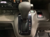 CVT車のセレクトレバーです。低速から高速まで、変速ショックのないスムーズな走りと、エンジン効率のよい領域を維持して燃費にも貢献します。サイドブレーキはスイッチ操作の電子制御パーキングブレーキです。