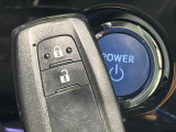 【スマートキー】カバンやポケットに入れたままでもドアの施錠・解錠が可能なスマートキーを装備。エンジンのオン・オフ時もカギを取り出す必要が無いからとっても便利です♪