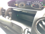 運転席前には収納スペースがあります。