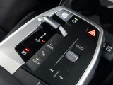 身体をしっかり支えながら長時間のドライブでも快適に過ごせるBMWのシート。素材の質感やステッチ細部まで丁寧に仕上げられたデザインが室内に上質な雰囲気を齎します。乗る度に心地良さを感じられるシートです。