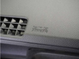 ◆助手席エアバッグ◆SRSエアバッグは、シートベルトだけでは防ぎきれない衝突時の衝撃から乗員を守るための安全装置。衝突時に瞬時に膨らみ、頭部や胸部がダッシュボードに直接衝突するのを防ぎます。