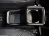 運転席からも助手席からも手の届きやすい位置にドリンクホルダーが付いています。