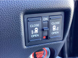 【両側パワースライドドア】両側がパワースライドドアになっており、運転席のスイッチやスマートキーでも開閉が可能。お子様やご年配の方でも乗り降りが楽になり介助等でも重宝します。