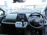 ドライバーを包み込むように、ディスプレーやスイッチ、コンソールを配置。座った瞬間から運転への期待が!空間そのものの心地よさにこだわっています。