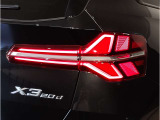 スタイリッシュに研ぎ澄まされたリアビュー。LEDライトがより引き締まったスタイルを実現。急ブレーキ時にはハザードランプ自動点灯し後続車への注意を促します。