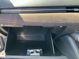 車検証ケースを収納できるグローブBOX
