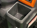 運転席埋め込み式カップホルダー(太ボトル600mm収納可能)