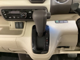 CVT車のセレクトレバーです。低速から高速まで、変速ショックのないスムーズな走りを実現するとともに、エンジン効率のよい領域を維持することで燃費にも貢献します。