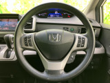 握りやすいステアリングは、運転時の操作性を高めます。オーディオやハンズフリー通話など、便利な機能も搭載で、快適なドライブをサポート。