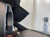自動防眩機能を備えたルームミラー。ETC車載器を搭載しておりスタイリッシュかつ機能性を兼ね備えております。