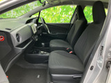前席は左右それぞれの座席が独立し、運転席から助手席まで見通しのよい空間です。落ち着いた色合いとすっきりした足元で、乗り込む方にも清潔感が伝わります。日常の移動をゆったり過ごせる室内です。