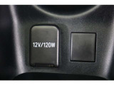 USB充電器や様々な電気製品の電源供給ポートとしてアクセサリーソケットを装備しています。スマホやタブレットなどの給電に便利なアイテムです。