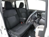 運転席のスペースはゆったりしていて、視界も広く確保されているので普段の運転からロングドライブまで快適です。