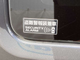 盗難警報装置装着車であることを示すステッカーです。セキュリティ機能の搭載を視覚的にアピールします。