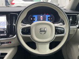【ステアリングスイッチ】運転中、前方から目線をそらさずにオーディオ等の操作ができるよう、適切に配置されたスイッチ類。安心&快適なドライブを演出してくれる便利な機能です。