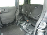 ◆チップアップ&ダイブダウン機構付リアシート◆倒して、はね上げて。変化するシートで空間を乗る人に合わせて有効に使えます!