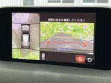 車両周囲の映像と後方の目安線を画面で確認でき、駐車時の周囲確認をサポートします。切り替え表示もあり、車庫入れの際に便利です。
