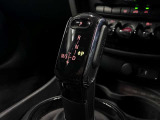 MINIのシフトレバーは、手に馴染む丸みを帯びた形状が特徴です。現行モデルではトグルスイッチ型の小さなレバーへ進化し、センターパネルに配置。足元がすっきりし、ゴーカート感覚の操作を楽しめます。