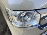 明るく白い光のLEDヘッドライトにより、夜間でも遠くまで見通しやすく、安全性が高まります。
