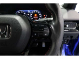 Hondaセンシングの機能のひとつ、アダプティブクルーズコントロール付!アクセルから足を離しても設定したスピードと前車との車間を保ち走行してくれます!車線維持もアシスト☆高速道路で疲労軽減ですね☆