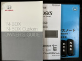 スマートキーは鍵をバッグに入れたままでもドアロックの開閉やエンジンのON・OFFができます。夜間や雨の日も鍵を探さなくて良いので便利です。