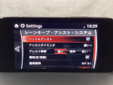 ハンドル操作をアシストすることにより車線からの逸脱回避を支援します。