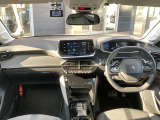 3D ⅰ-Cockpit 運転中の視線移動を最小限に抑える最適なレイアウト。その配置を可能にする小径ステアリング!