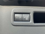 重いバックドアも運転席のスイッチやリモコンバックドアのボタンで自動開閉が可能です