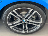 BMW純正アロイホイールはモデルやパッケージに合わせてデザインされています。洗練されたデザインで、足元の個性を引き立てます。