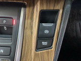 電子制御パーキングブレーキです。スイッチひとつでパーキングブレーキが作動。停車した地点の傾斜などをシステムが検知・判断してブレーキ力を自動的に制御。しっかり停車できるシステムです。