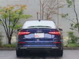 リヤは一番良く見られていると言われています。後続車からはこのように見られています。息を飲むような独特の重厚感のあるグラマラスなリヤデザイン。後ろからの強い視線を感じます。